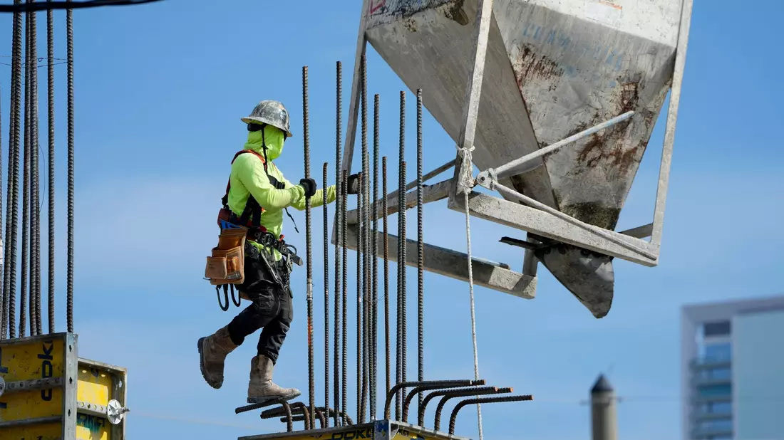 Die US-Arbeitslosenquote legte im Monatsvergleich um 0,1 Prozentpunkte auf 4,3 Prozent zu. (Symbolbild) - Bild: Lynne Sladky/AP/dpa