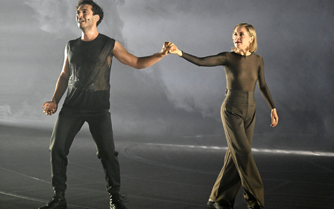 Mehmet Atesci (Ein junger Tempelherr) und Valery Tscheplanowa als Nathan bei den Salzburger Festspielen. - Foto: Barbara Gindl/APA/dpa