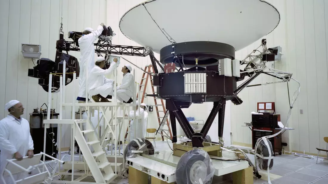 Ingeneure Arbeiten an der «Voyager 2» (Archivbild). Die Nasa hatte zwischenzeitlich den Kontakt zur Raumsonde verloren. - Bild: -/NASA/JPL-Caltech/dpa