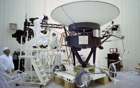 Ingeneure Arbeiten an der «Voyager 2» (Archivbild). Die Nasa hatte zwischenzeitlich den Kontakt zur Raumsonde verloren. - Foto: -/NASA/JPL-Caltech/dpa