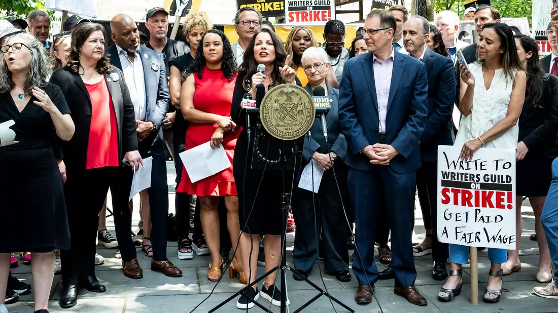 Fran Drescher, Vorsitzende der Schauspielgewerkschaft SAG-AFTRA, spricht bei einer Kundgebung in New York. - Bild: Michael Brochstein/ZUMA Press Wire/dpa