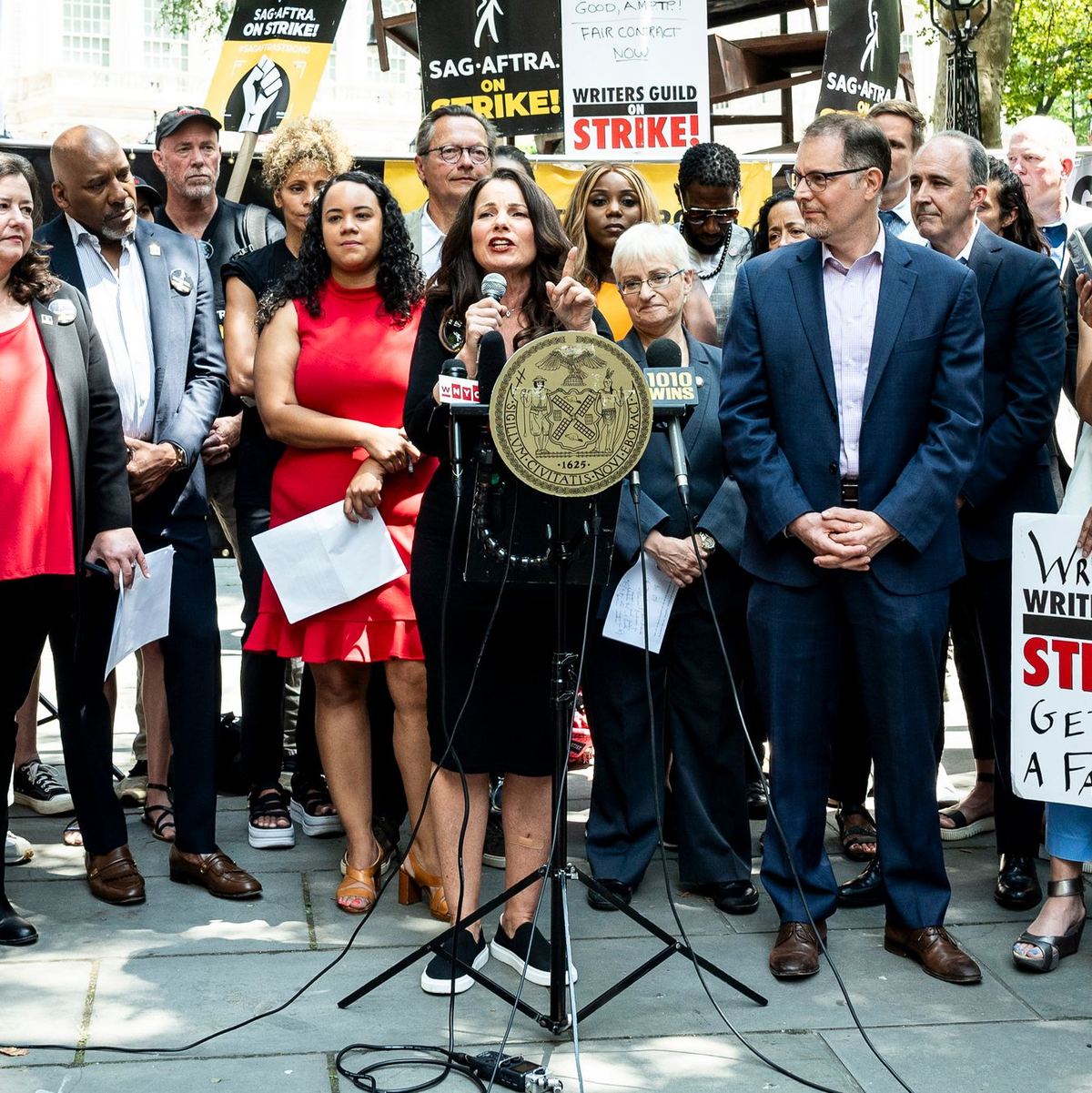 Fran Drescher, Vorsitzende der Schauspielgewerkschaft SAG-AFTRA, spricht bei einer Kundgebung in New York. - Foto: Michael Brochstein/ZUMA Press Wire/dpa