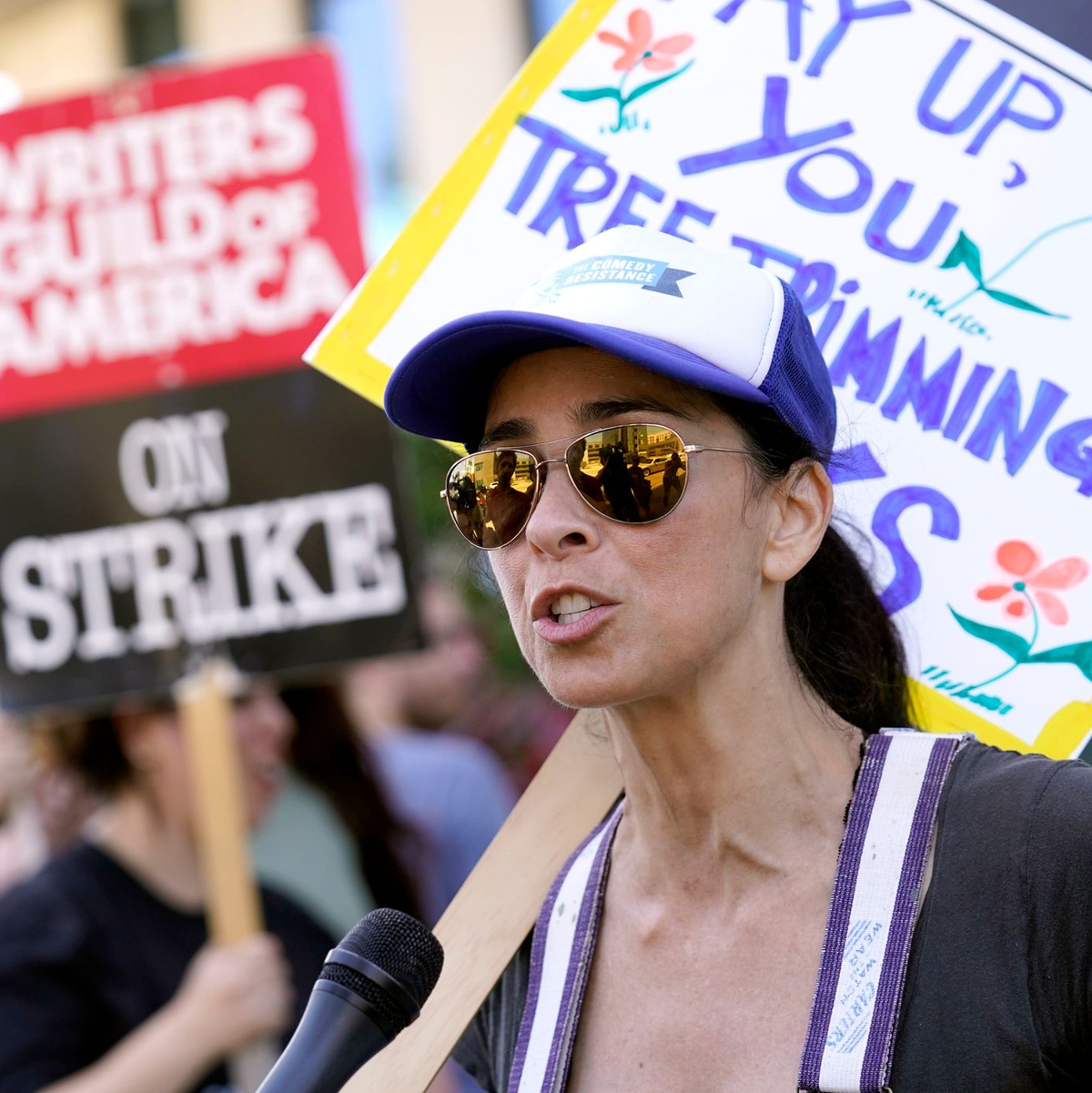 US-Komikerin Sarah Silverman streikt vor den Netflix-Studios in Los Angeles. - Foto: Chris Pizzello/Invision/AP/dpa