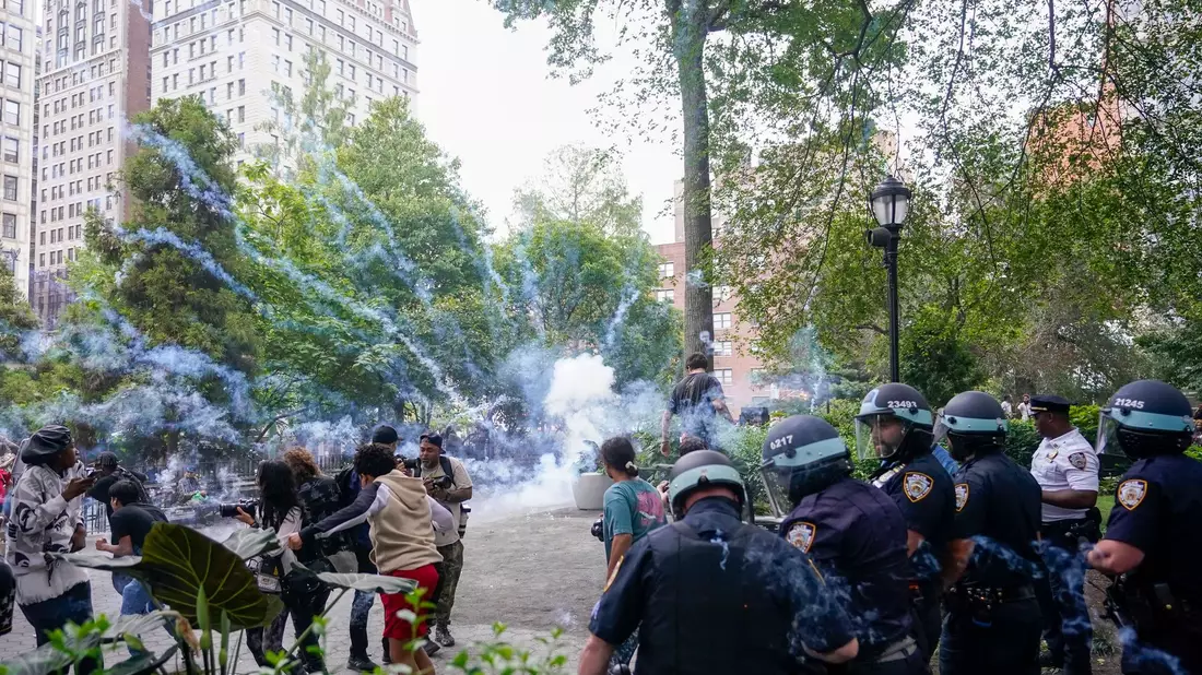 Vor der Aktion zweier Internet-Stars hatten sich am Union Square hauptsächlich jüngere Menschen versammelt. - Bild: Mary Altaffer/AP