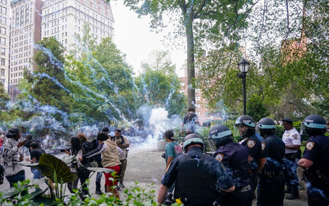 Vor der Aktion zweier Internet-Stars hatten sich am Union Square hauptsächlich jüngere Menschen versammelt. - Foto: Mary Altaffer/AP