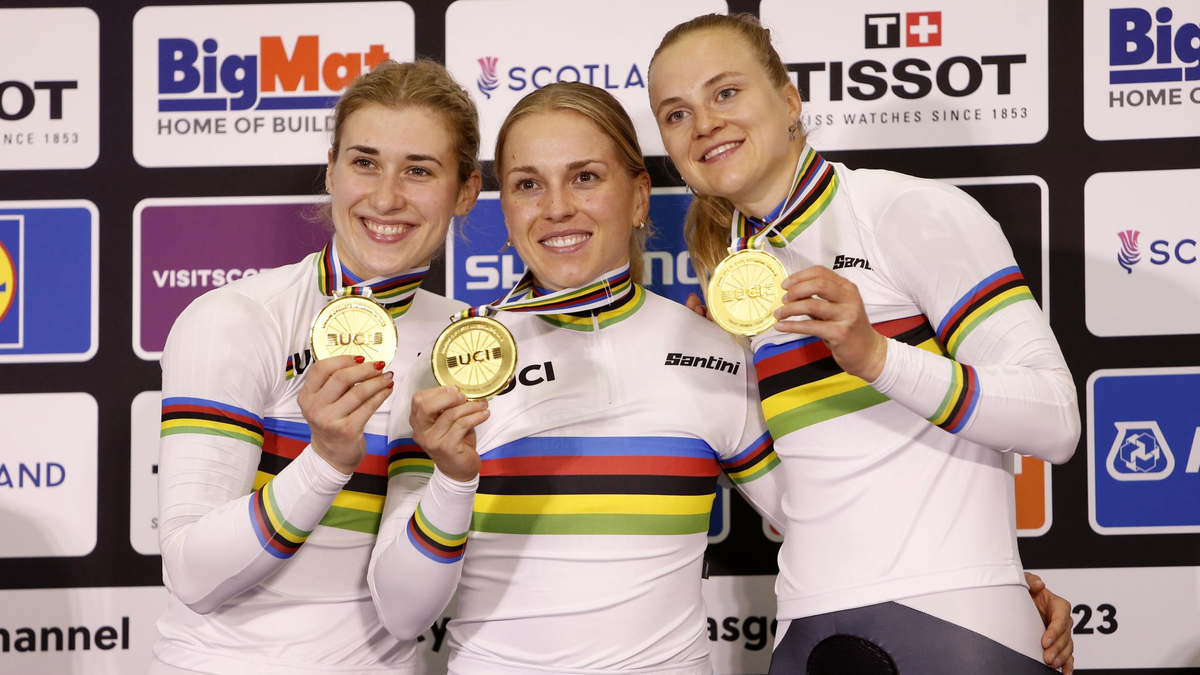 Die deutschen Sprinterinnen Pauline Sophie Grabosch (l-r), Emma Hinze und Lea Friedrich feiern den WM-Sieg. - Foto: Will Matthews/PA Wire/dpa
