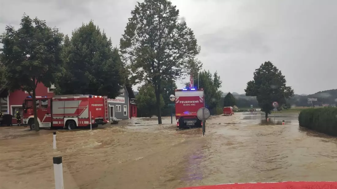 Kräfte der Feuerwehr kämpfen gegen die Überflutungen in der Gegend von Deutschlandsberg in der Steiermark . - Bild: BFVMZ/APA/dpa