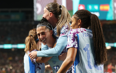Die Spanierinnen feiern den Einzug ins WM-Viertelfinale. - Foto: Shane Wenzlick/AAP/dpa