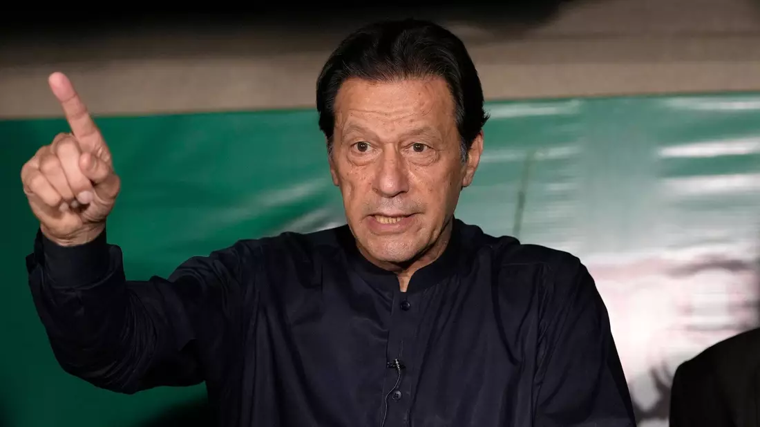 Imran Khan ist zu drei Jahren Gefängnis verurteilt worden. - Bild: K.M. Chaudary/AP/dpa