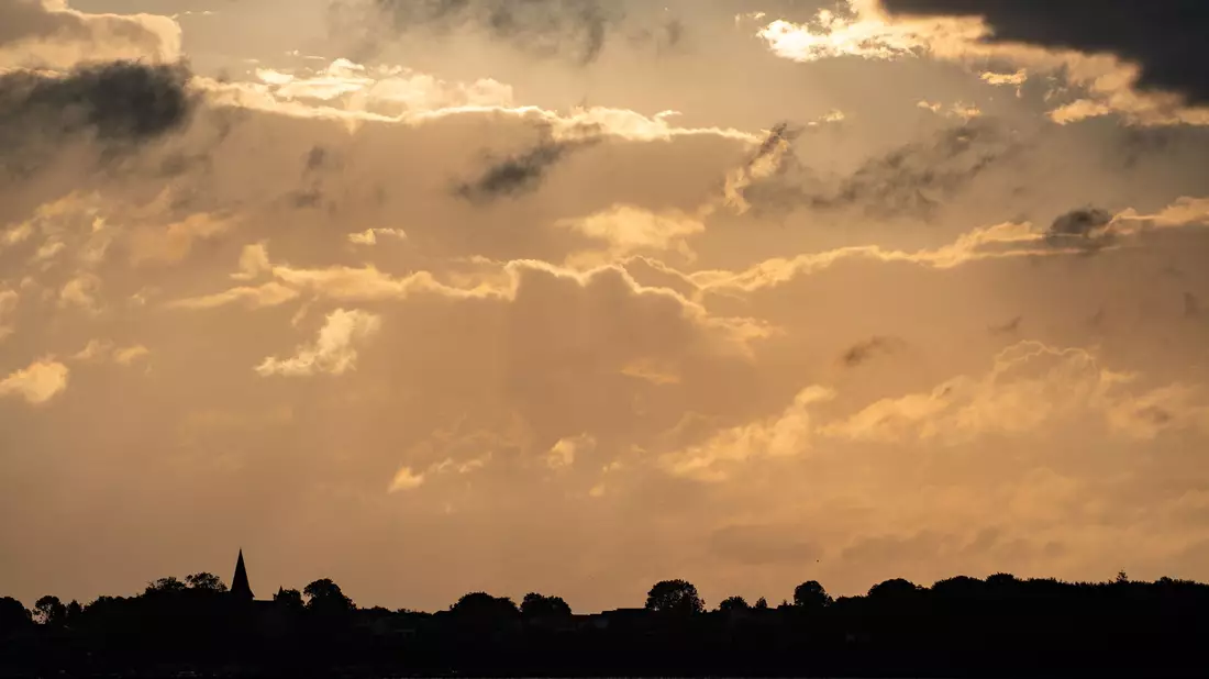 Zeigt sich statt Wolken bald wieder die Sonne am Himmel? - Bild: Stefan Sauer/dpa