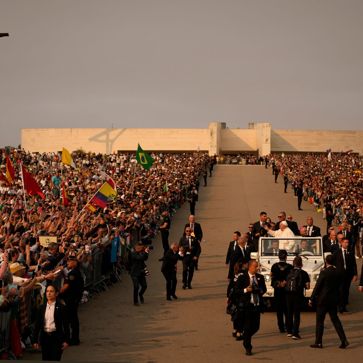 Papst Franziskus fährt mit dem Papamobil durch die Menge. - Foto: Francisco Seco/AP