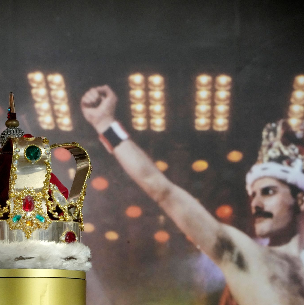 Freddie Mercurys charakteristische Krone, die er während der «Magic»-Tour trug, wird in den Auktionsräumen von Sotheby's ausgestellt. - Foto: Kirsty Wigglesworth/AP/dpa