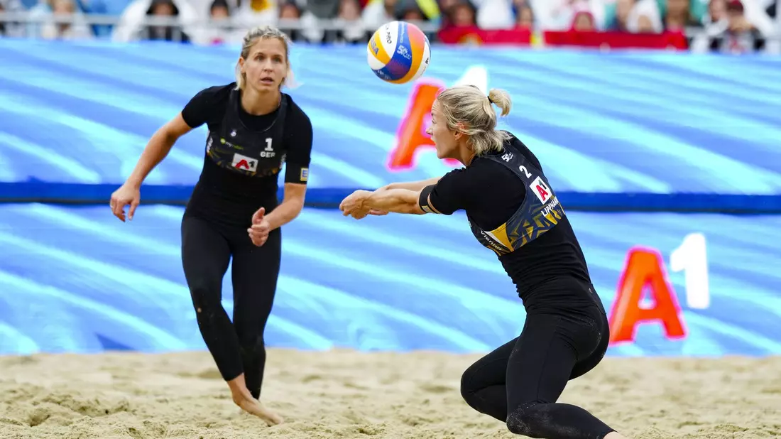 Laura Ludwig (l) und Louisa Lippmann haben EM-Bronze gewonnen. - Bild: Eva Manhart/APA/dpa