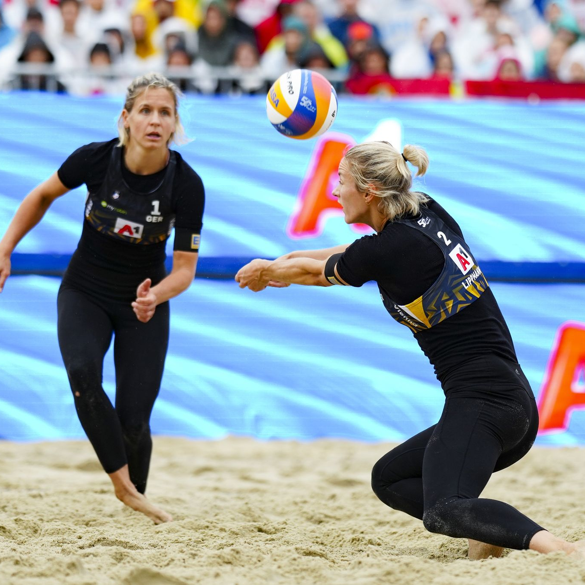 Laura Ludwig (l) und Louisa Lippmann haben EM-Bronze gewonnen. - Foto: Eva Manhart/APA/dpa