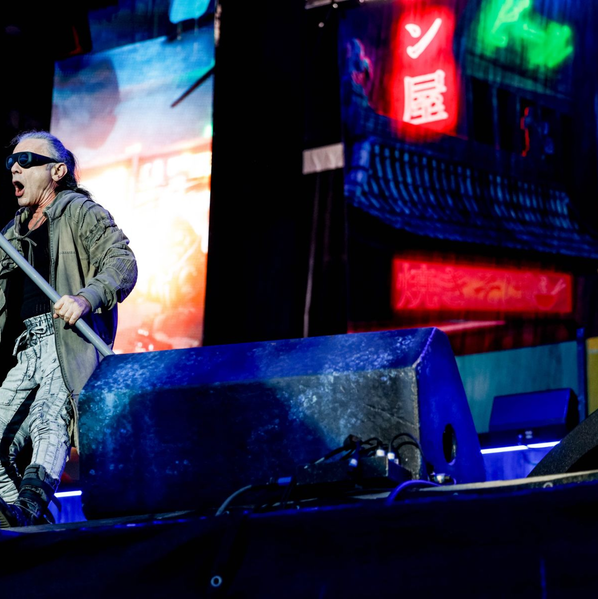 Sänger Bruce Dickinson (2.vl) der britischen Heavy-Metal-Band Iron Maiden performt auf der «Harder»-Stage. - Foto: Axel Heimken/dpa