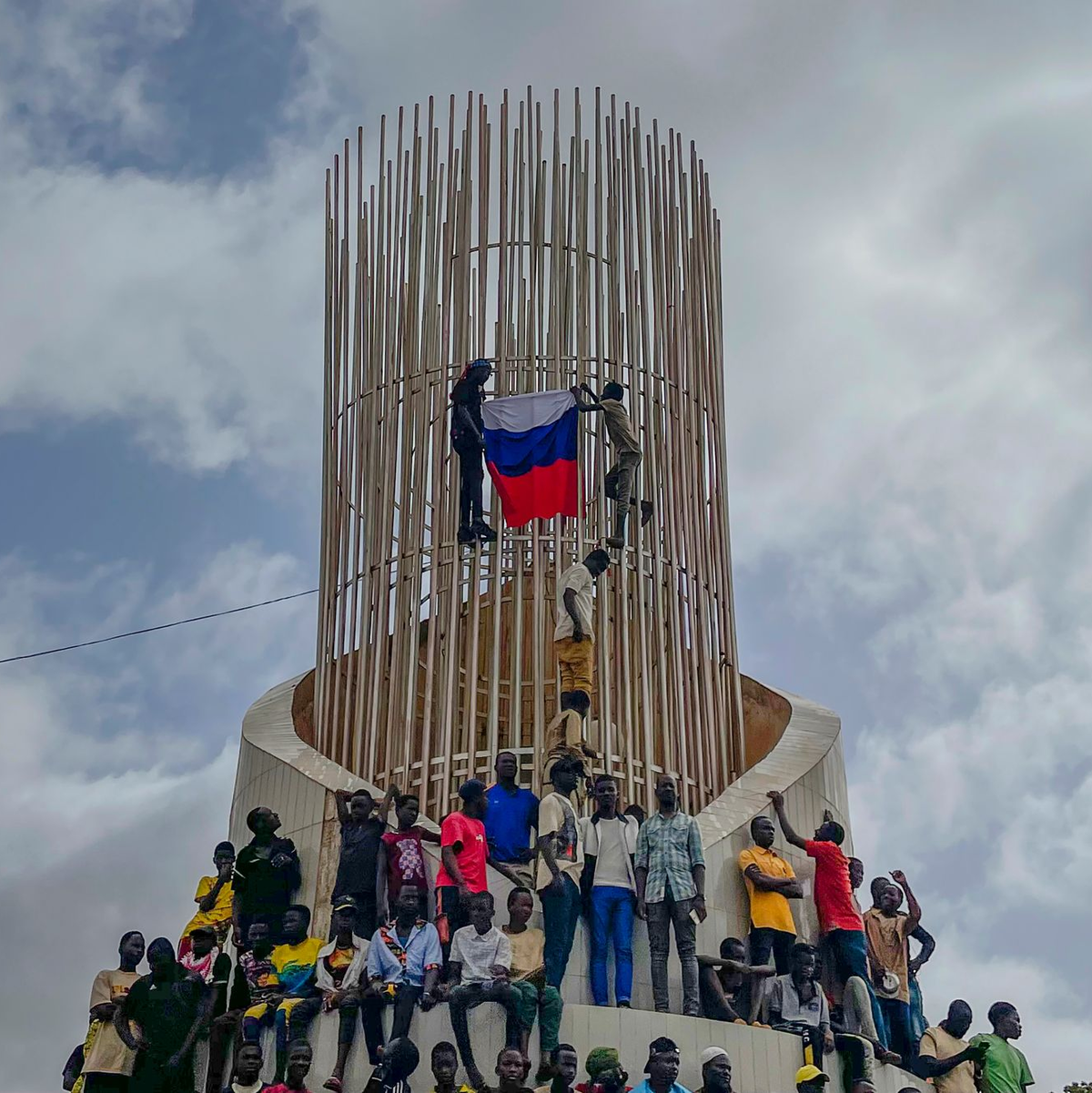 Anhänger von Nigers regierender Junta demonstrieren in der Haupstadt Niamey - und zeigen dabei auch russische Flaggen. - Foto: Sam Mednick/AP/dpa
