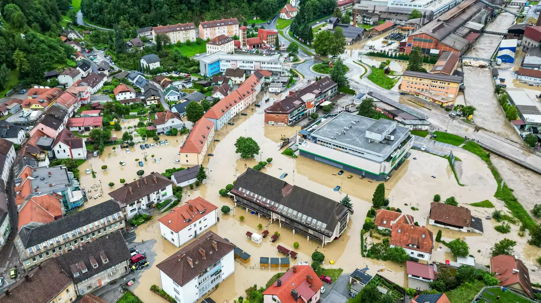 Blick auf die überschwemmte Ravne na Koroškem, rund 60 Kilometer nordöstlich von Sloweniens Hauptstadt Ljubljana. - Bild: Gregor Ravnjak/AP/dpa