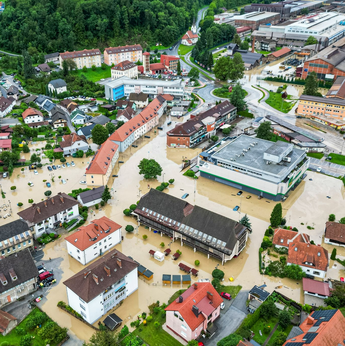 Blick auf die überschwemmte Ravne na Koroškem, rund 60 Kilometer nordöstlich von Sloweniens Hauptstadt Ljubljana. - Foto: Gregor Ravnjak/AP/dpa