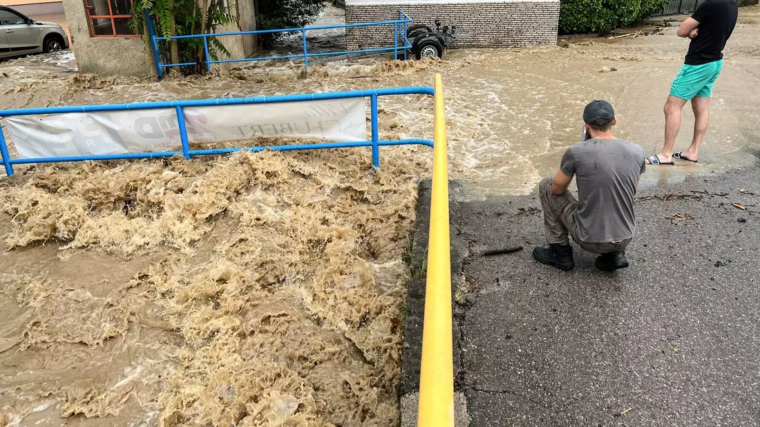 In Ika im Nordosten Istriens (Kroatien) ist ein Bach über die Ufer getreten. Stundenlanger Starkregen und Gewitter haben viele Straßen in der Region unpassierbar gemacht. - Bild: Boris Roessler/dpa
