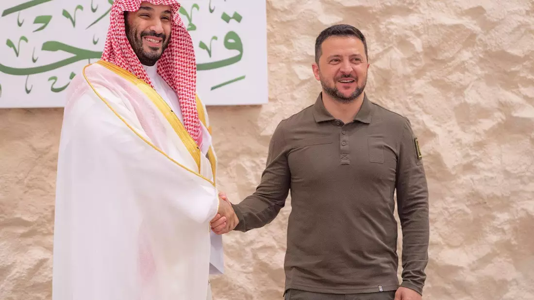 Der ukrainische Präsident Wolodymyr Selenskyj besuchte im Mai Saudi-Arabien - und traf dort Kronprinz Mohammed bin Salman (l). Nun findet in Dschidda ein Treffen mit Vertretern aus 40 Ländern statt. - Bild: -/SPA/dpa