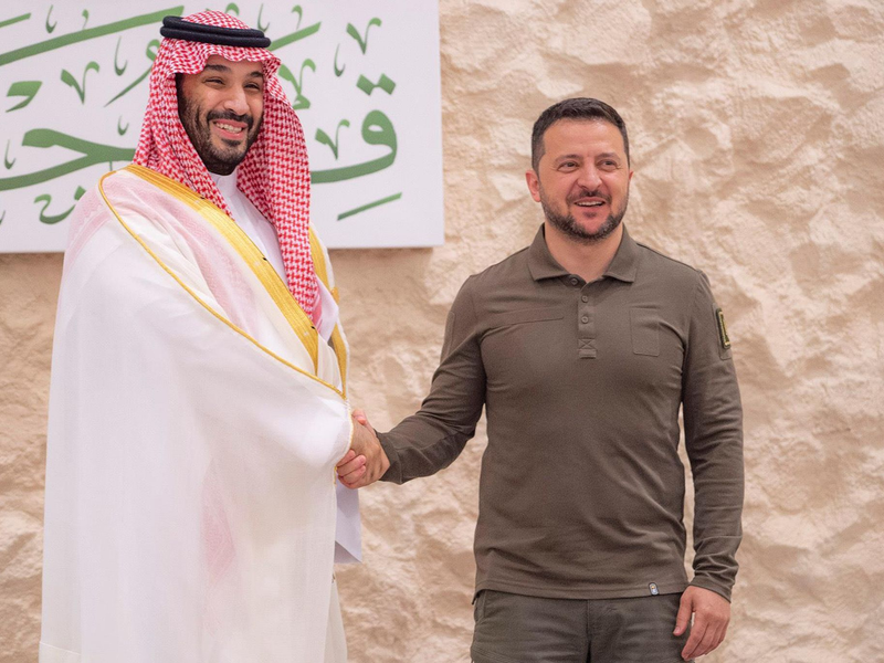 Der ukrainische Präsident Wolodymyr Selenskyj besuchte im Mai Saudi-Arabien - und traf dort Kronprinz Mohammed bin Salman (l). Nun findet in Dschidda ein Treffen mit Vertretern aus 40 Ländern statt. - Foto: -/SPA/dpa