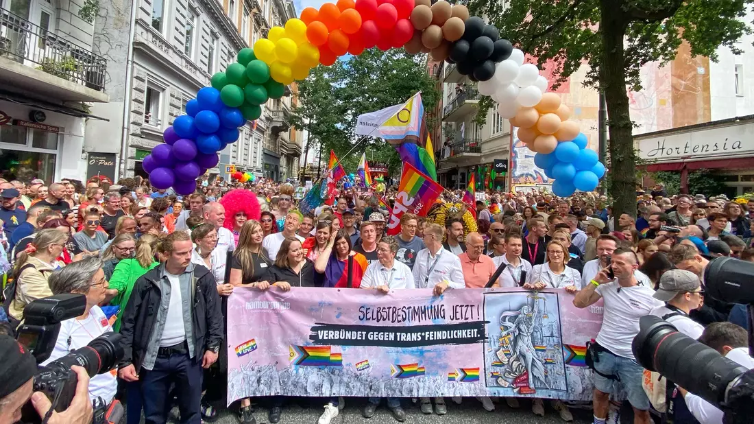 Die Parade zum Christopher Street Day findet in Hamburg traditionell am ersten Samstag im August statt. - Bild: Georg Wendt/dpa
