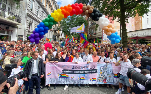 Die Parade zum Christopher Street Day findet in Hamburg traditionell am ersten Samstag im August statt. - Foto: Georg Wendt/dpa