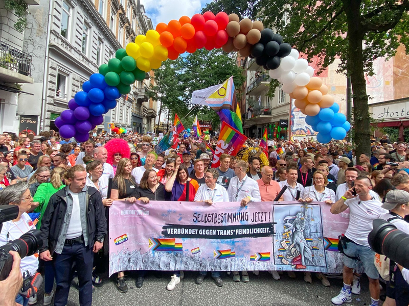 Die Parade zum Christopher Street Day findet in Hamburg traditionell am ersten Samstag im August statt. - Foto: Georg Wendt/dpa