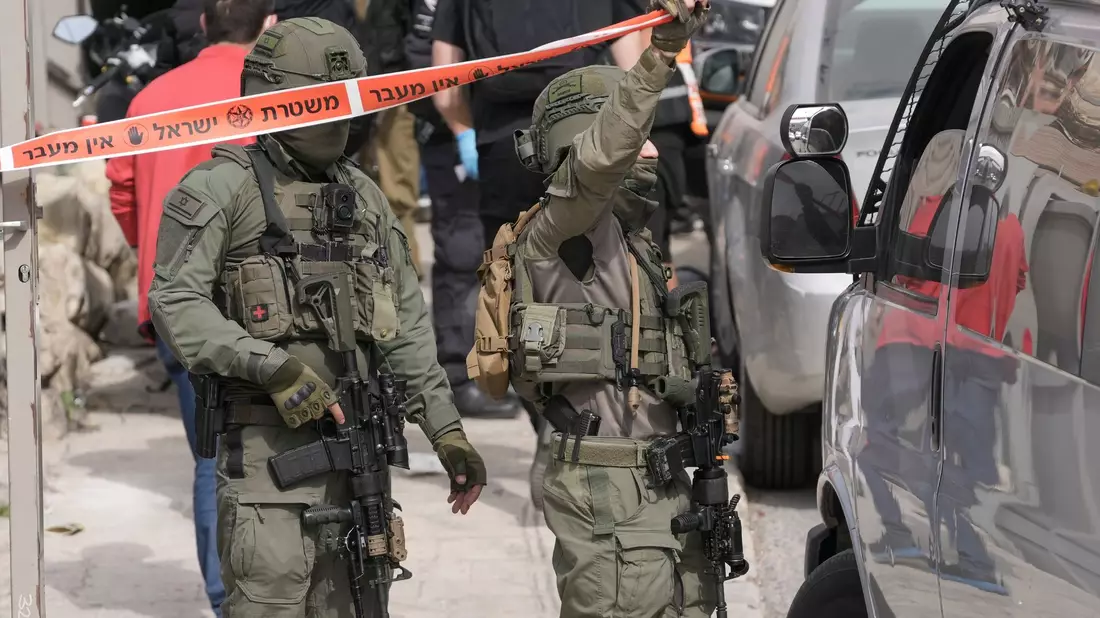 Israelische Polizisten im Einsatz (Archivbild). In Tel Aviv hat es einen mutmaßlichen Anschlag gegeben, bei dem ein Mann lebensgefährlich verletzt wurde. - Bild: Mahmoud Illean/AP/dpa