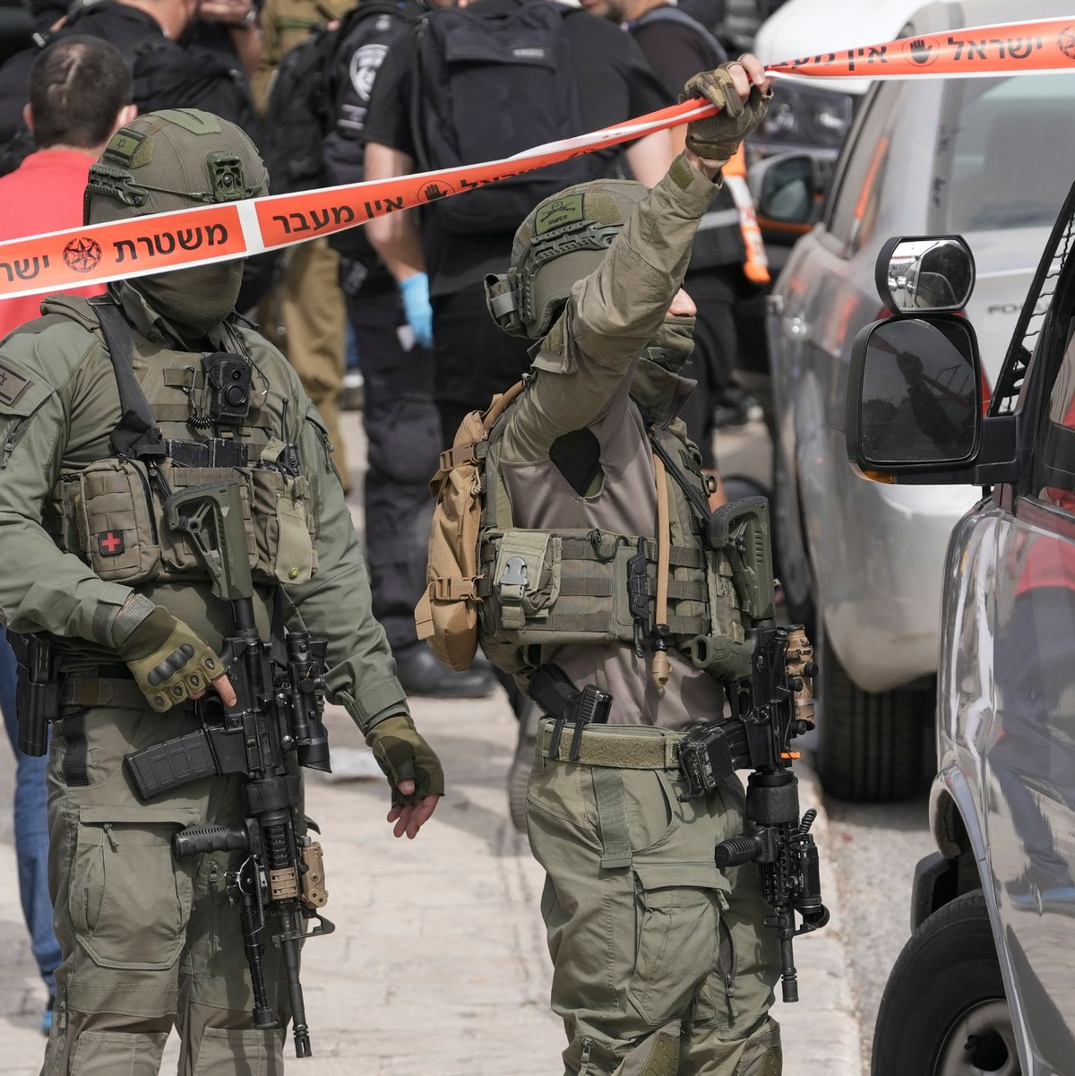 Israelische Polizisten im Einsatz (Archivbild). In Tel Aviv hat es einen mutmaßlichen Anschlag gegeben, bei dem ein Mann lebensgefährlich verletzt wurde. - Foto: Mahmoud Illean/AP/dpa