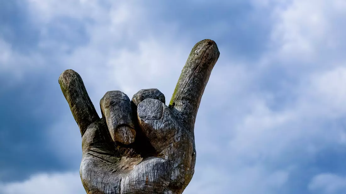Über allem thront die «Pommesgabel»: Die, die reinkamen - immerhin rund 61.000 Metalfans -, ließen sich den Spaß in Wacken nicht nehmen. - Bild: Axel Heimken/dpa