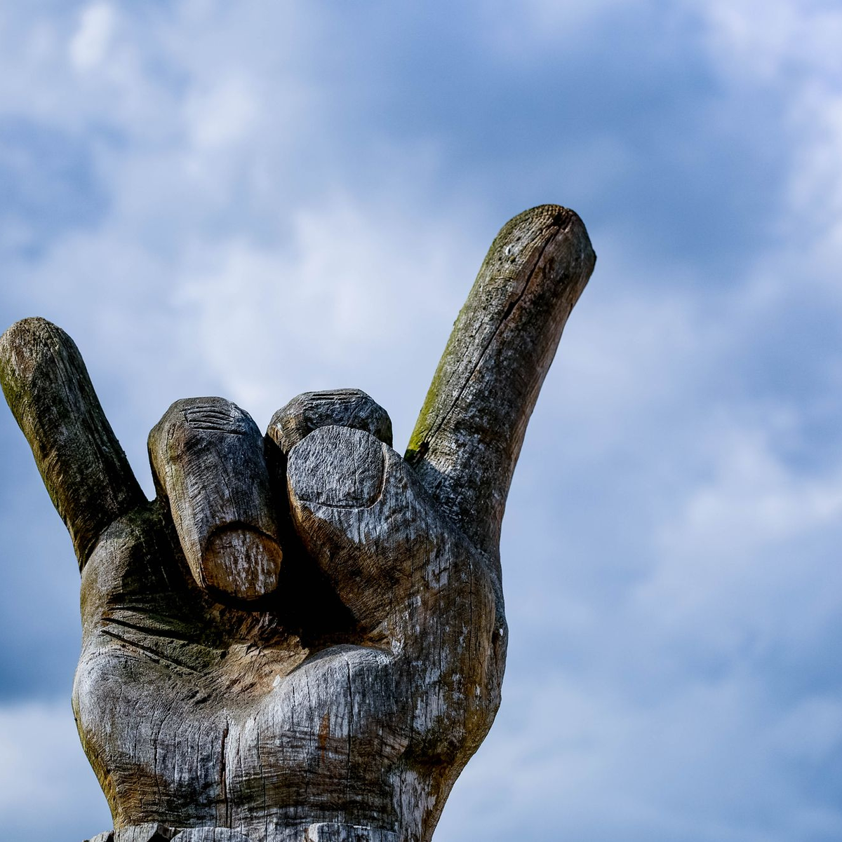 Über allem thront die «Pommesgabel»: Die, die reinkamen - immerhin rund 61.000 Metalfans -, ließen sich den Spaß in Wacken nicht nehmen. - Foto: Axel Heimken/dpa