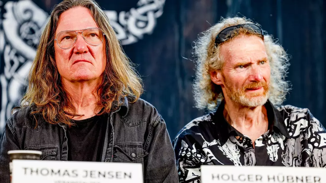 Veranstalter Thomas Jensen (l) und Holger Hübner: «Dafür sind wir das lauteste, härteste Festival - da muss man eben durch.» - Bild: Axel Heimken/dpa