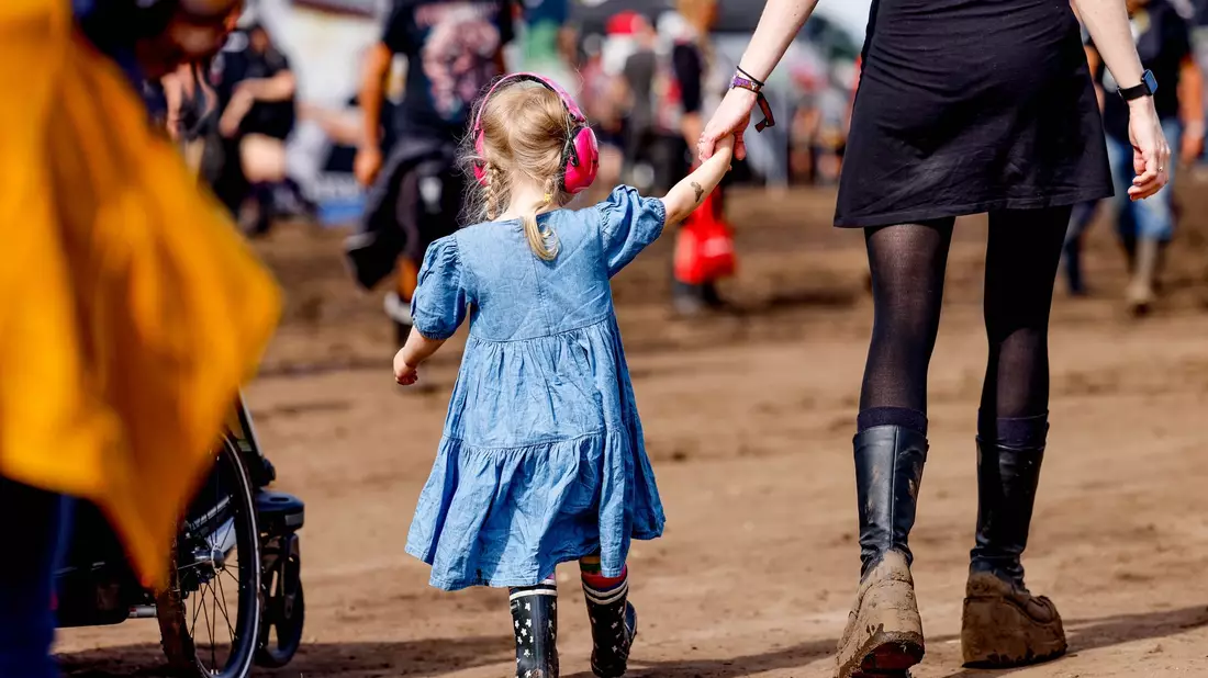 Das ist auch Wacken: Einige Besucher bringen ihre Kinder mit zum Festival. - Bild: Axel Heimken/dpa