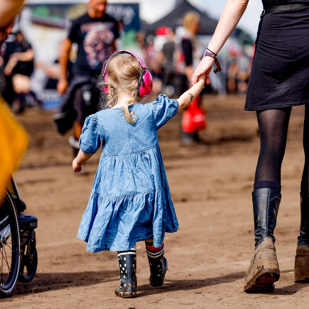 Das ist auch Wacken: Einige Besucher bringen ihre Kinder mit zum Festival. - Foto: Axel Heimken/dpa