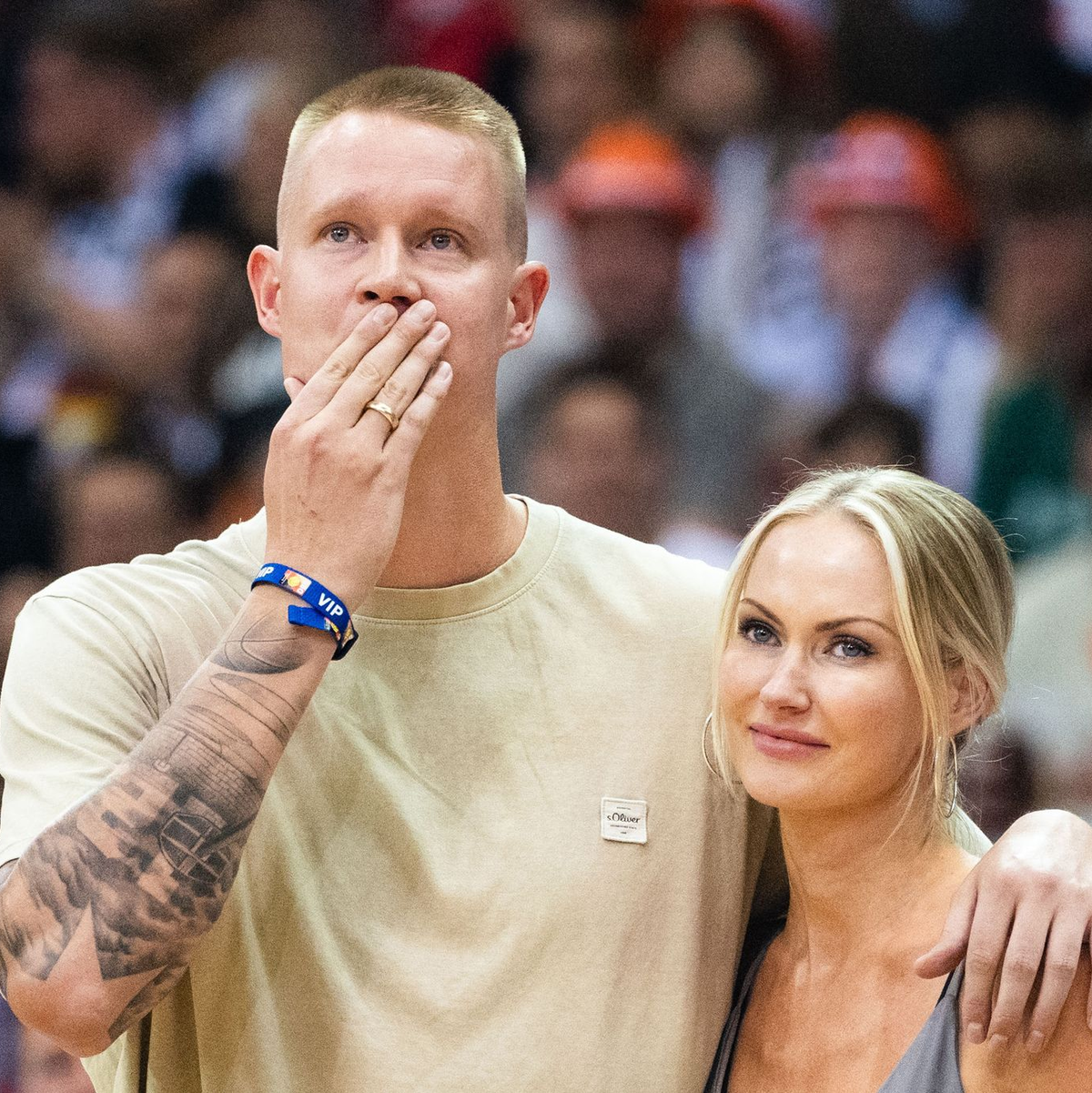Robin Benzing steht bei seiner Verabschiedung mit seiner Ehefrau Katharina auf dem Court. - Foto: Marius Becker/dpa