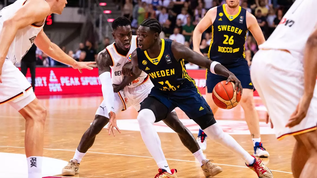 Das DBB-Team um Dennis Schröder (Mitte, links) gewann das erste Spiel der WM-Vorbereitung gegen Schweden. - Bild: Marius Becker/dpa