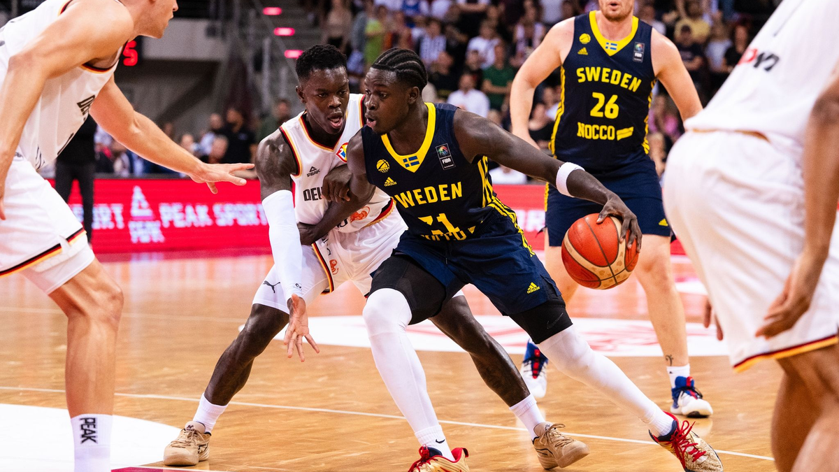 Das DBB-Team um Dennis Schröder (Mitte, links) gewann das erste Spiel der WM-Vorbereitung gegen Schweden. - Foto: Marius Becker/dpa