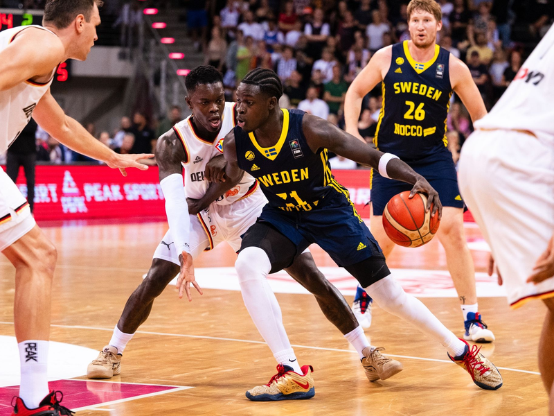 Das DBB-Team um Dennis Schröder (Mitte, links) gewann das erste Spiel der WM-Vorbereitung gegen Schweden. - Foto: Marius Becker/dpa