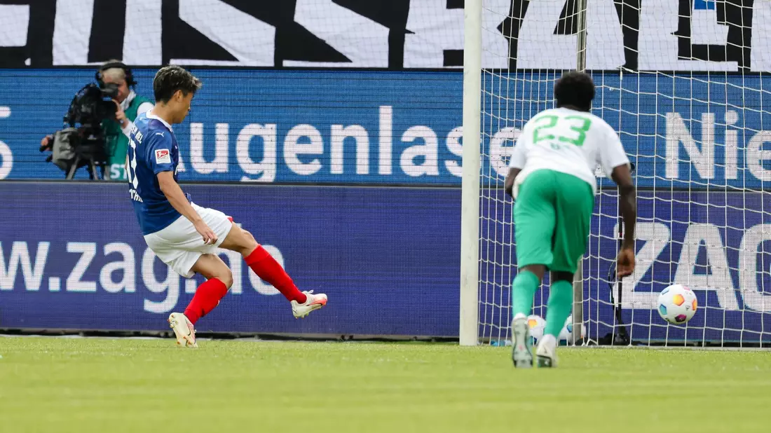 Kiels Shuto Machino (l) trifft zum 2:1 gegen Fürth. - Bild: Frank Molter/dpa