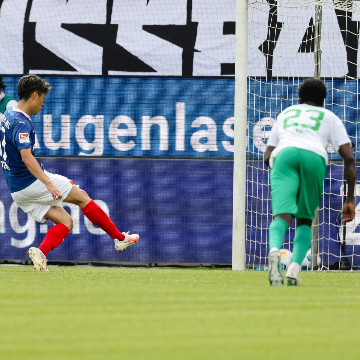 Kiels Shuto Machino (l) trifft zum 2:1 gegen Fürth. - Foto: Frank Molter/dpa