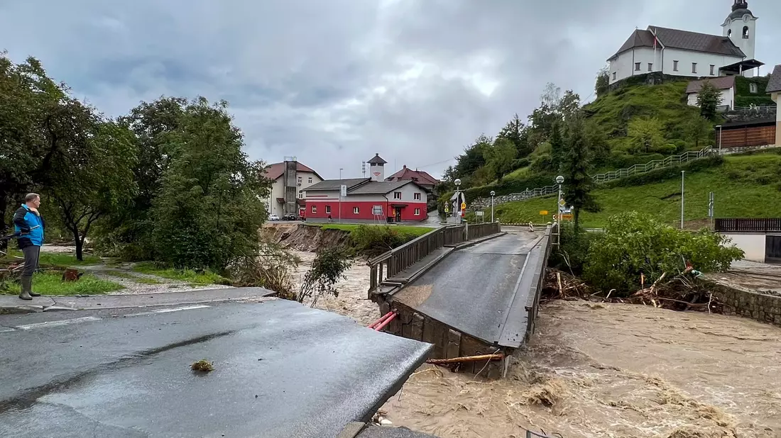Eine eingestürzte Brücke in der slowenischen Stadt Stahovica. Im Osten des Landes ist nun ein Staudamm gebrochen. - Bild: Miro Majcen/AP/dpa