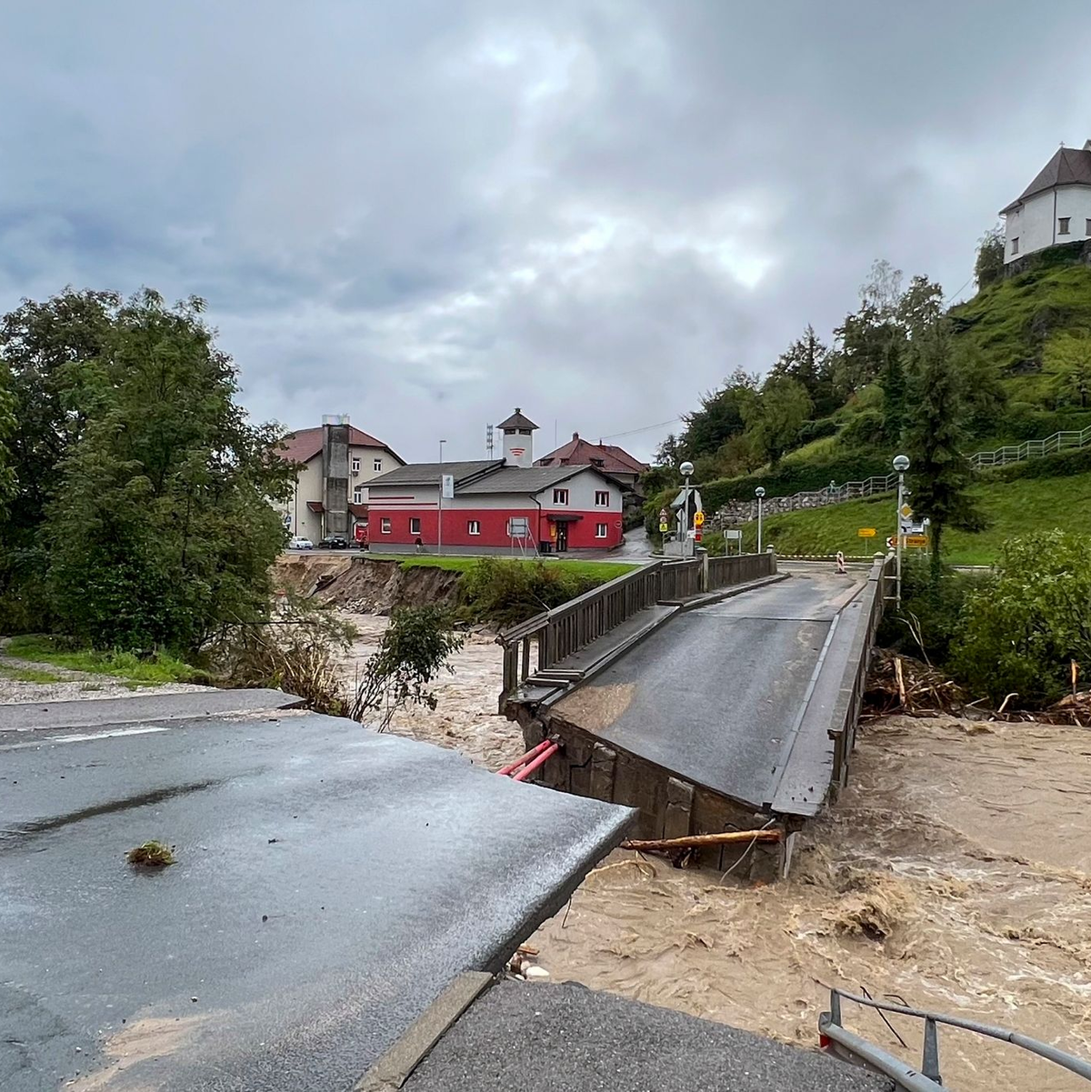 Eine eingestürzte Brücke in der slowenischen Stadt Stahovica. Im Osten des Landes ist nun ein Staudamm gebrochen. - Foto: Miro Majcen/AP/dpa