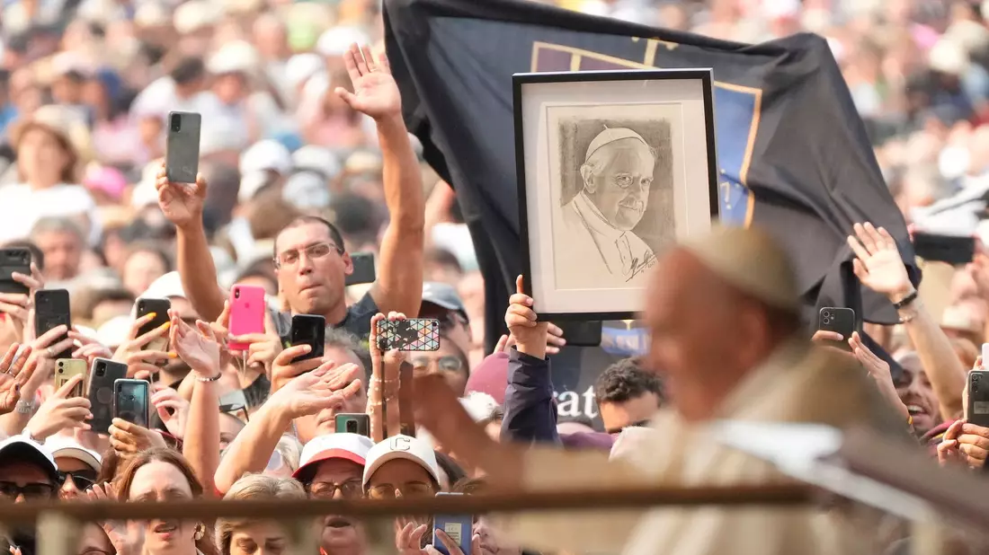 Gläubige jubeln in Lissabon Papst Franziskus zu. - Bild: Gregorio Borgia/AP