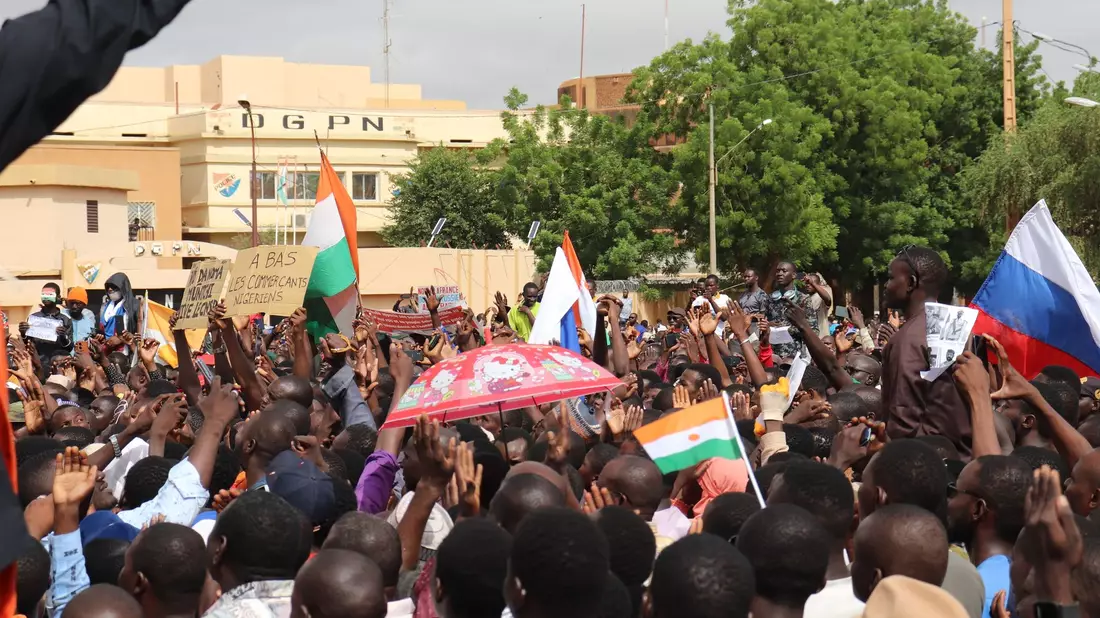 Demonstranten zeigen in Nigers Hauptstadt Niamey ihre Unterstützung für die Putschisten. - Bild: 1