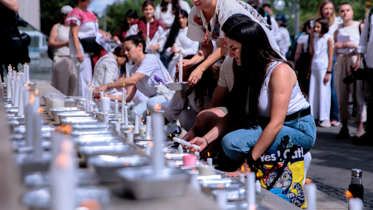 Menschen entzünden Kerzen an der mexikanischen Botschaft in Berlin . - Foto: Carsten Koall/dpa