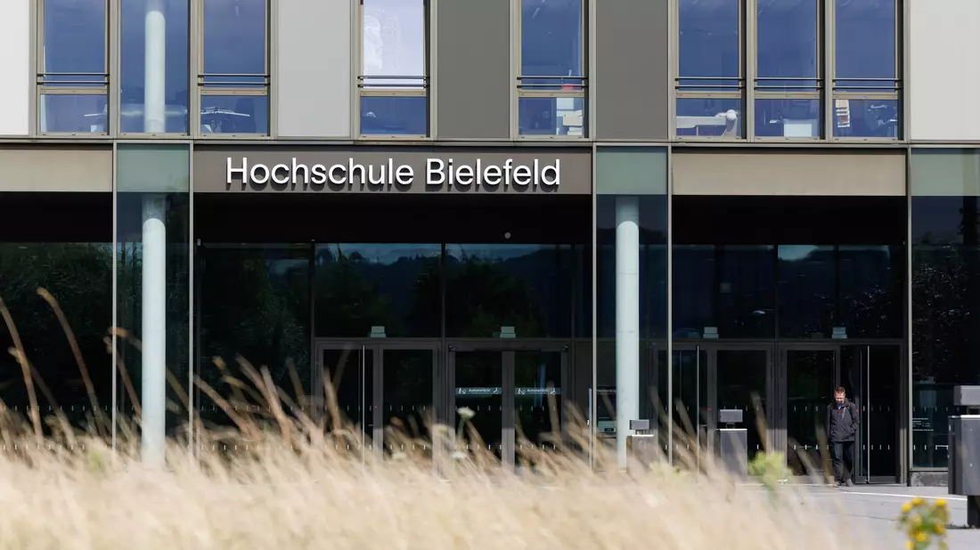 Blick auf den Eingang zur Hochschule Bielefeld (HSBI). - Bild: Friso Gentsch/dpa