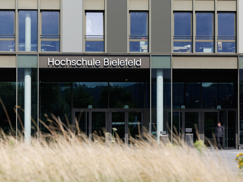 Blick auf den Eingang zur Hochschule Bielefeld (HSBI). - Foto: Friso Gentsch/dpa