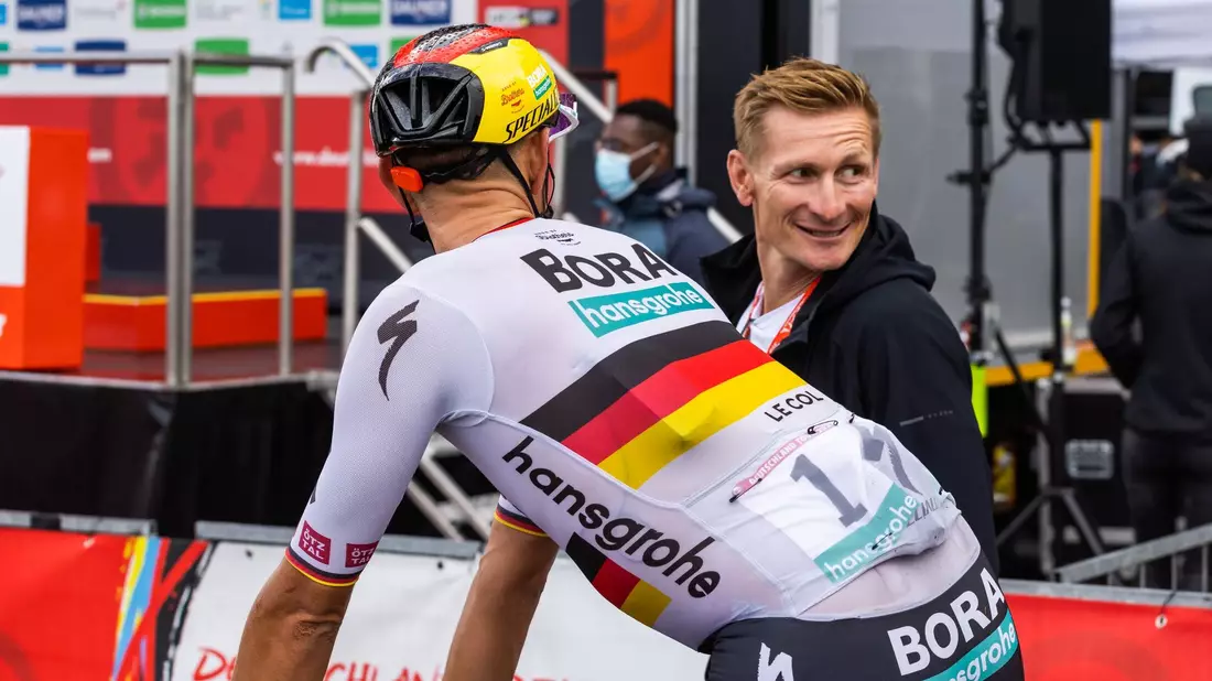 Nils Politt unterhält mit Bundestrainer André Greipel. - Bild: Philipp von Ditfurth/dpa