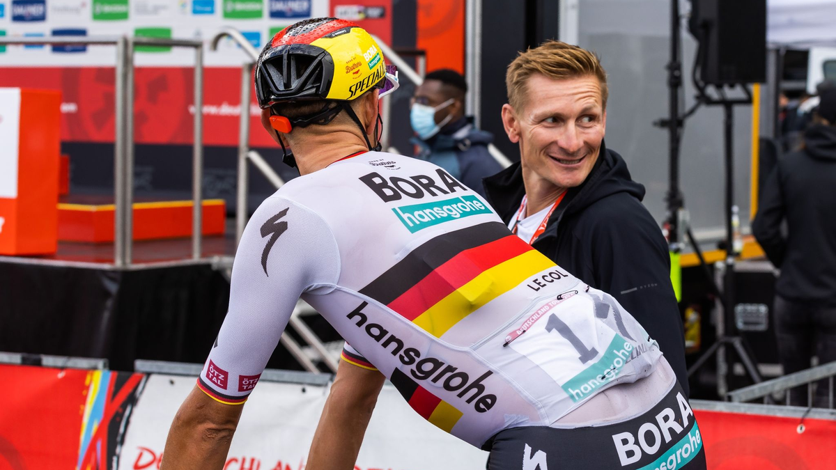 Nils Politt unterhält mit Bundestrainer André Greipel. - Foto: Philipp von Ditfurth/dpa